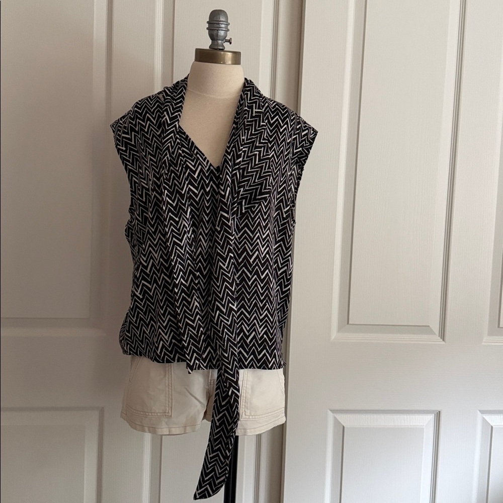 DKNY Black and White Top M